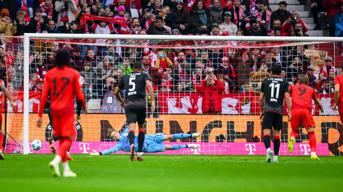 Der große Moment für Adam Aznou (l): Der 18-Jährige wird für Geburtstagskind Alphonso Davies eingewechselt, der sich mit dem Debütanten freut.  - Bild: Tom Weller/dpa