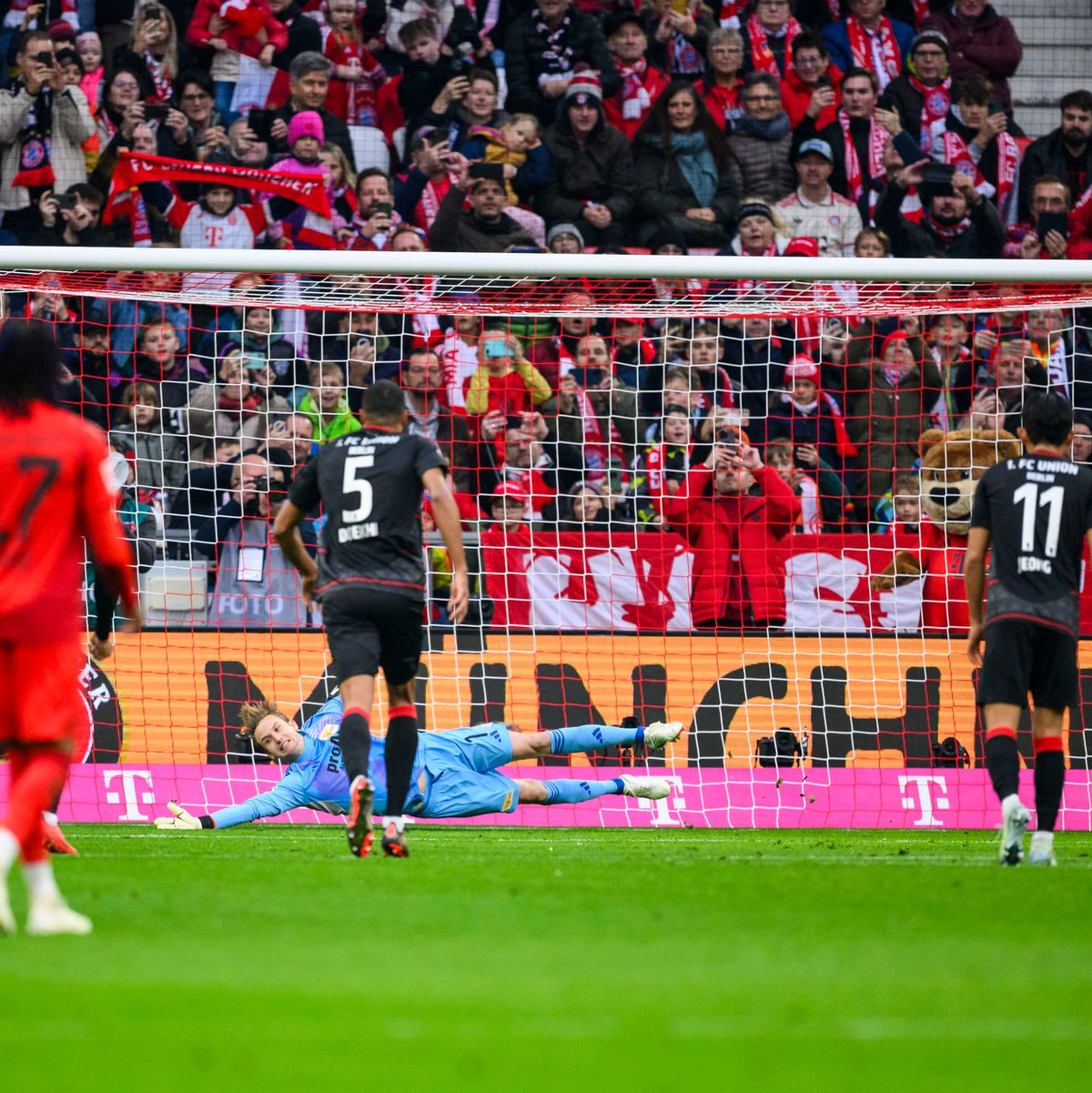 Trainer Vincent Kompany muss mit den Bayern in der Champions League liefern. - Foto: Tom Weller/dpa
