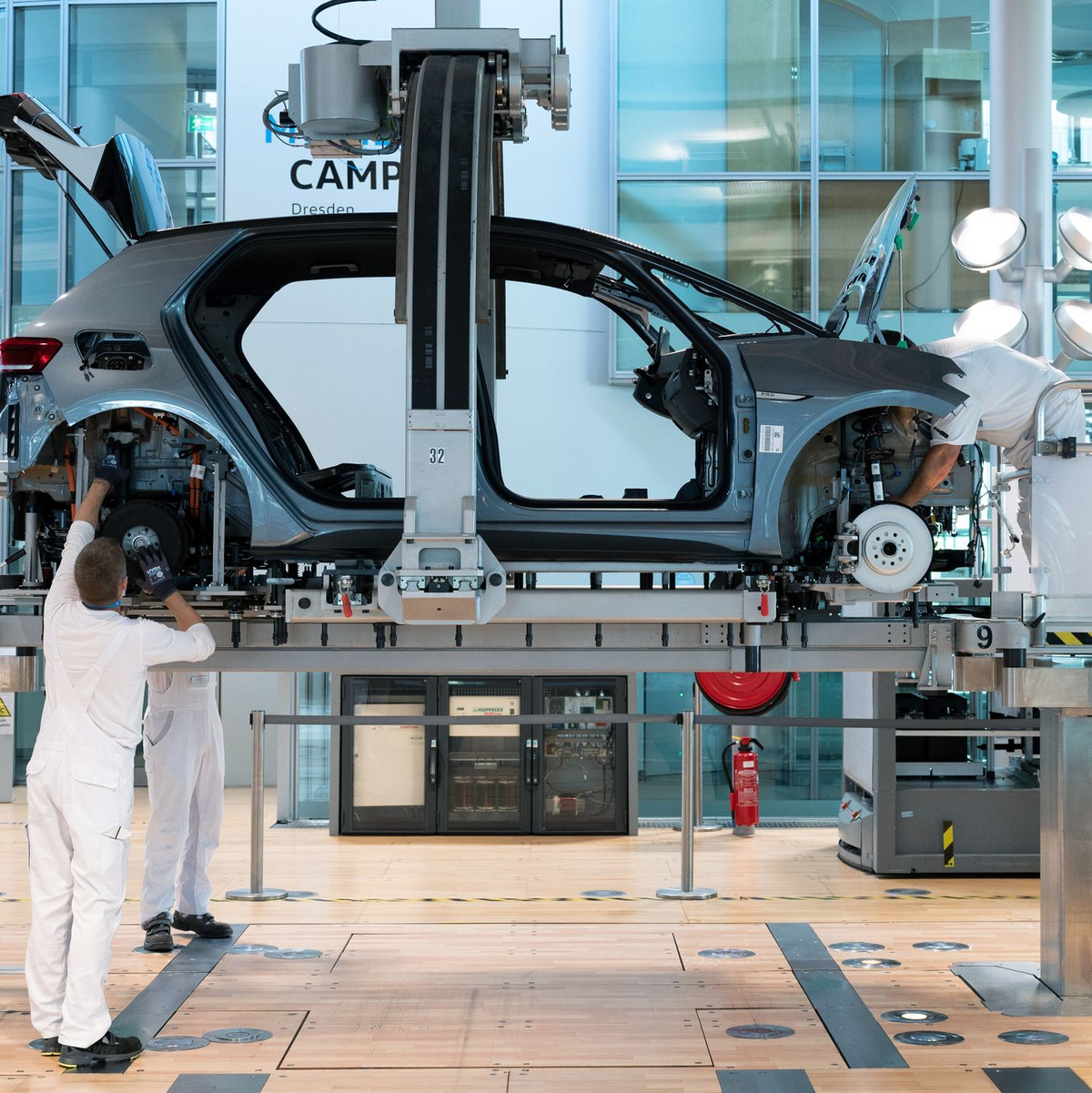 In der «Gläsernen Manufaktur» in Dresden wird der ID.3 in kleiner Stückzahl montiert. (Archivbild) - Foto: Sebastian Kahnert/dpa-Zentralbild/dpa