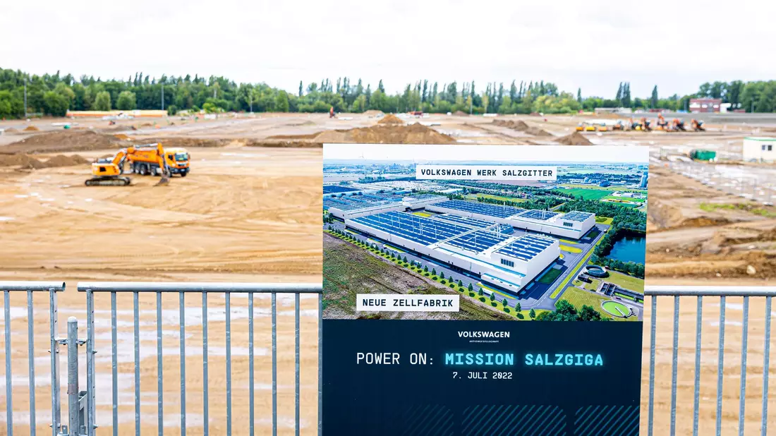 In Salzgitter entsteht die erste Batteriezellfabrik des Konzerns. (Archivbild) - Bild: Moritz Frankenberg/dpa
