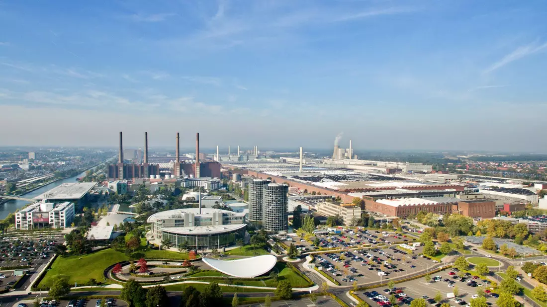 Das VW-Stammwerk in Wolfsburg gilt als größte Autofabrik der Welt. (Archivbild) - Bild: picture alliance / Julian Stratenschulte/dpa