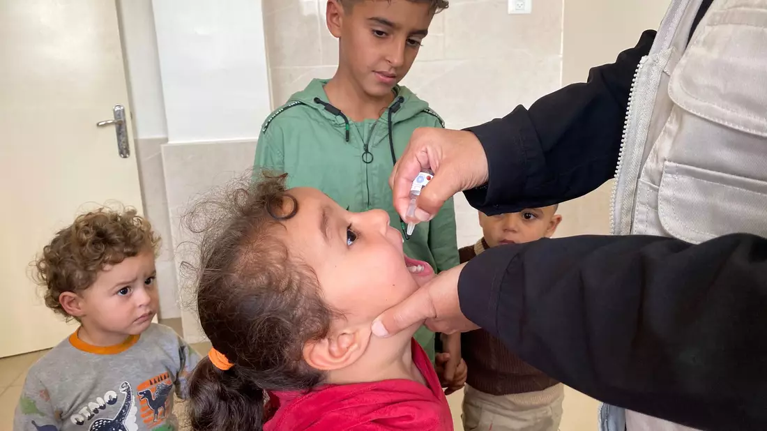 Die Polio-Impfkampagne im nördlichen Gazastreifen ist nach einer Unterbrechung wegen heftiger Kämpfe wieder angelaufen. - Bild: Hadi Daoud  Apaimages/APA Images via ZUMA Press Wire/dpa