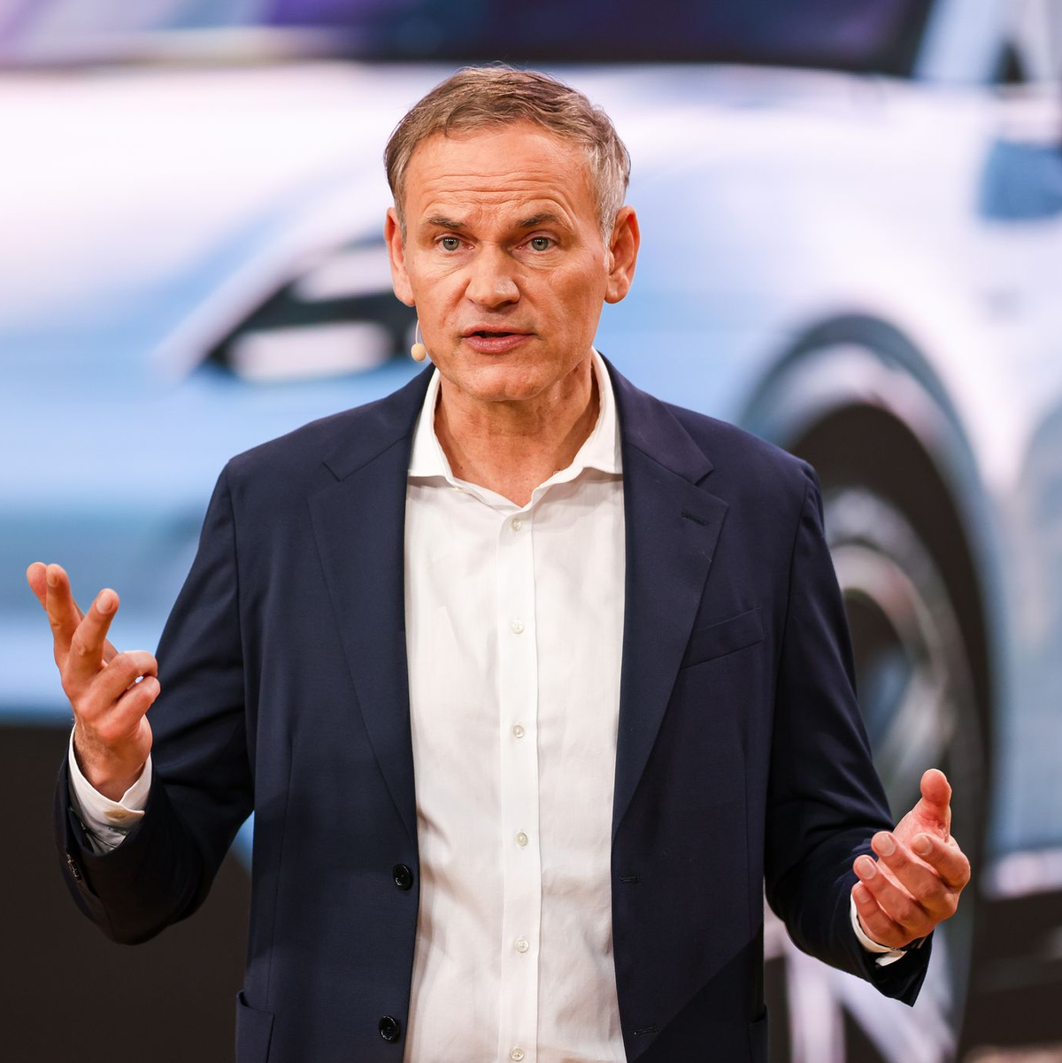 Unter seiner Führung investiert Porsche wieder in die Entwicklung von Verbrenner-Fahrzeugen: Chef Oliver Blume. (Archivbild) - Foto: Jan Woitas/dpa