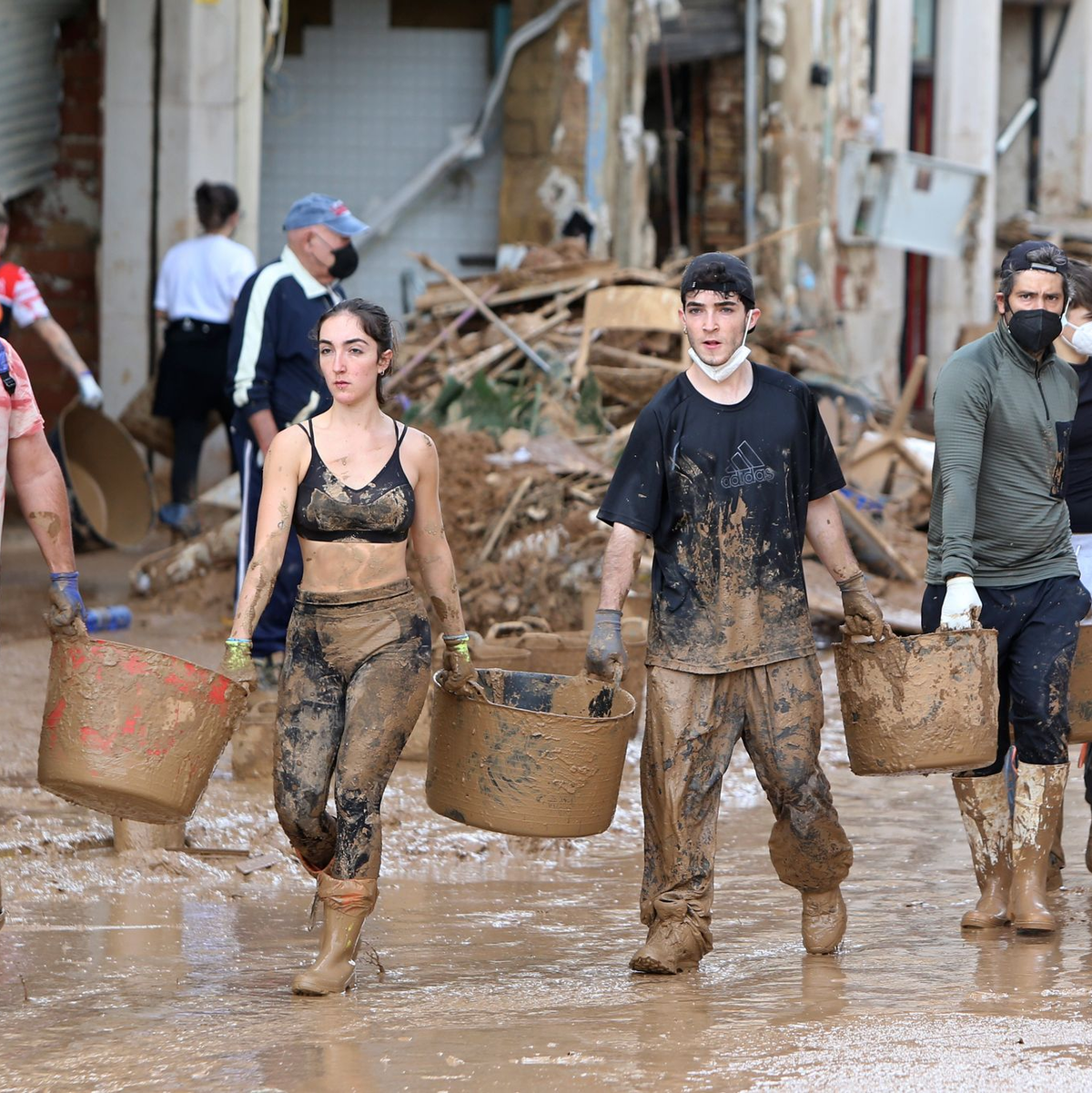 Spaniens Königin Letizia spricht mit verzweifelten Menschen, die von den Überschwemmungen betroffen sind - Foto: Hugo Torres/AP/dpa