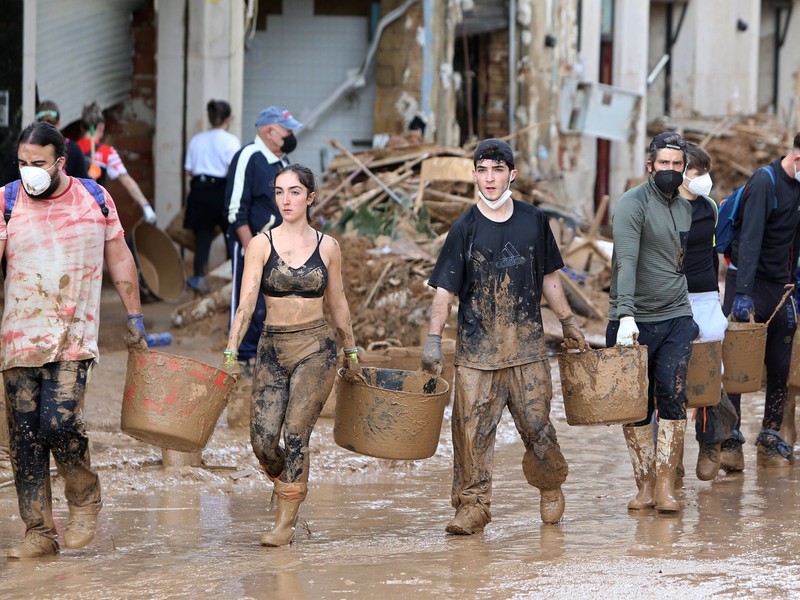 Spaniens Königin Letizia spricht mit verzweifelten Menschen, die von den Überschwemmungen betroffen sind - Foto: Hugo Torres/AP/dpa