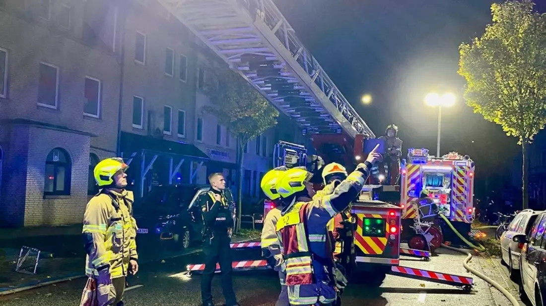 FW-HB: Zwei LKW gehen in Flammen auf - Großeinsatz für die Feuerwehr Bremen - Bild: presseportal.de