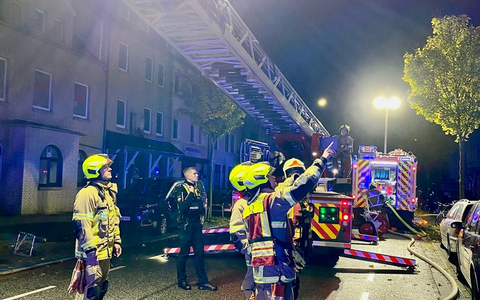 FW-HB: Zwei LKW gehen in Flammen auf - Großeinsatz für die Feuerwehr Bremen - Foto: presseportal.de