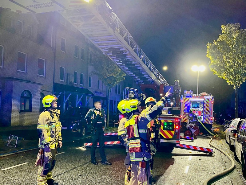 FW-HB: Zwei LKW gehen in Flammen auf - Großeinsatz für die Feuerwehr Bremen - Foto: presseportal.de
