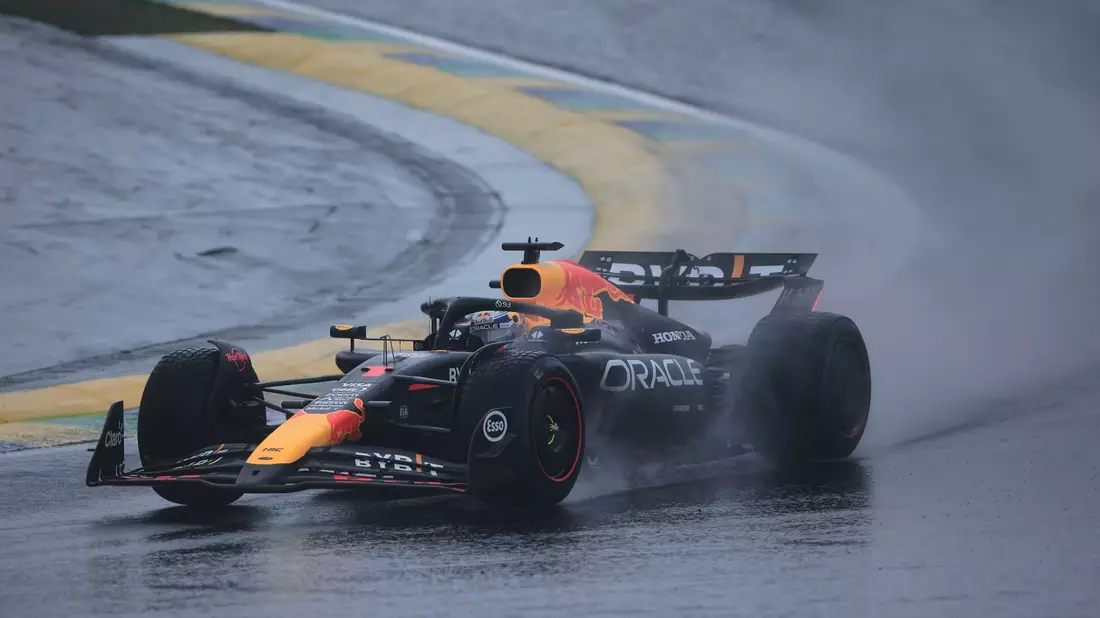 Max Verstappen musste aus der Boxengasse starten. - Bild: Ettore Chiereguini/AP/dpa
