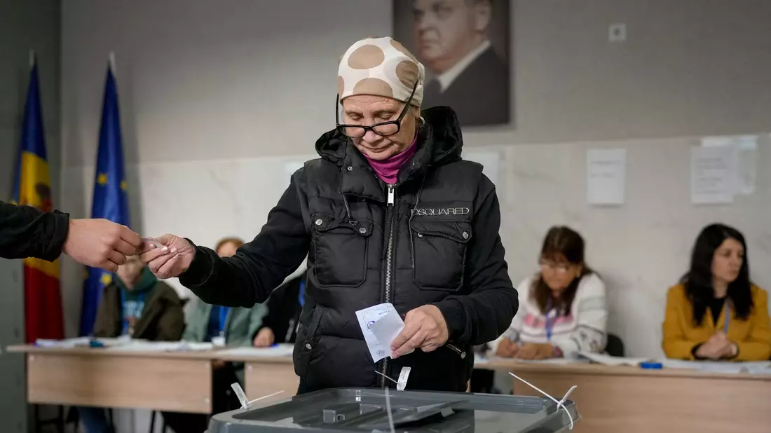 Der Kreml hat die Wahl der prowestlichen Präsidentin Maia Sandu in Moldau als undemokratisch kritisiert. (Archivbild) - Bild: Vadim Ghirda/AP/dpa