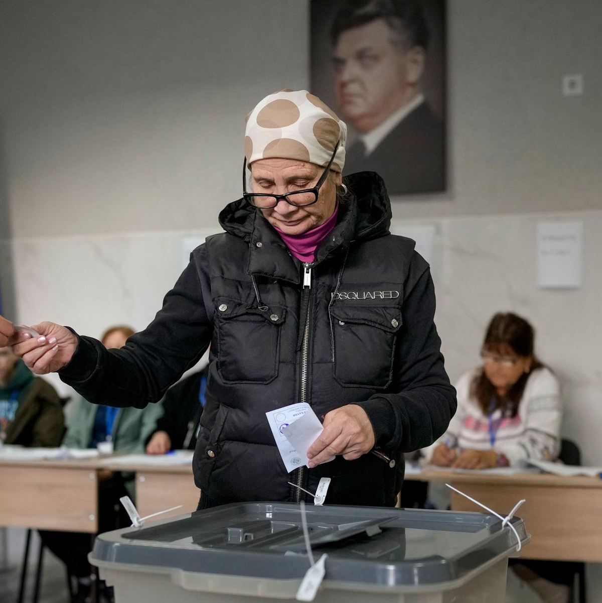 Bei der Stichwahl um das Präsidentenamt in Moldau haben die Menschen über den Kurs des in die EU strebenden Landes abgestimmt.  - Foto: Vadim Ghirda/AP/dpa