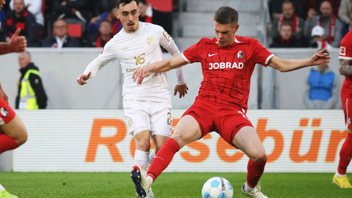 Nadiem Amiri ist vor der SC-Defensive am Ball. - Foto: Philipp von Ditfurth/dpa