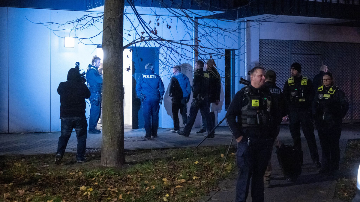 Die Spurensicherung ist vor Ort.  - Foto: Christophe Gateau/dpa