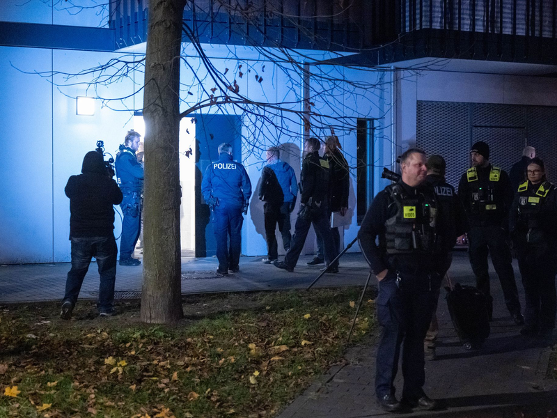 Die Kriminaltechniker sind vor Ort.  - Foto: Christophe Gateau/dpa