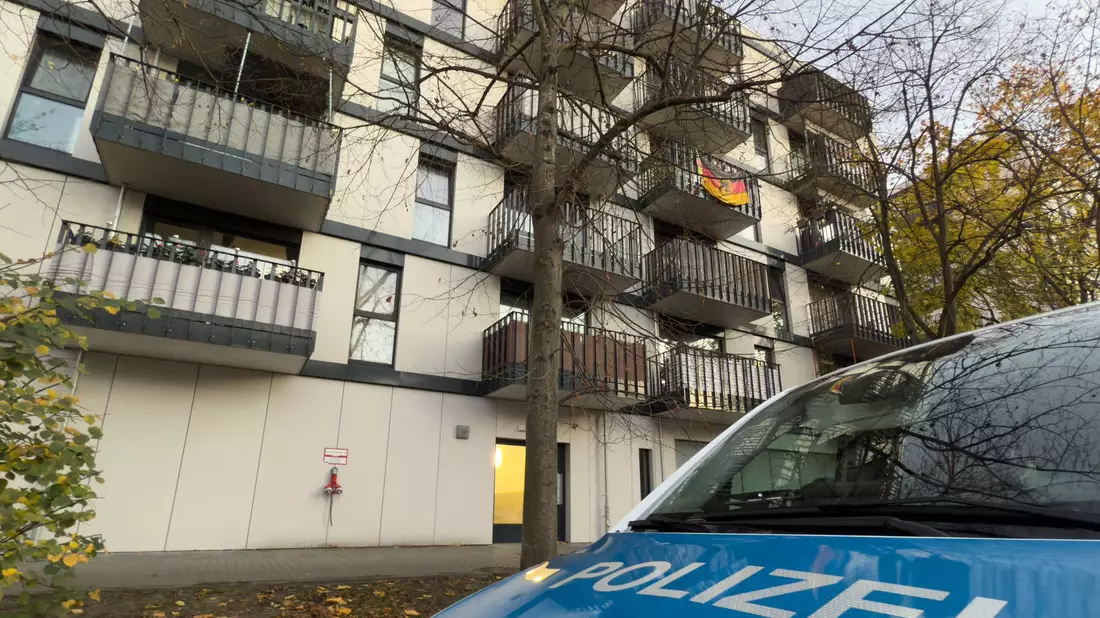 Polizeieinsatz in Berlin-Marzahn: Es besteht der Verdacht eines Tötungsdelikts.  - Bild: Marco Porzig/dpa