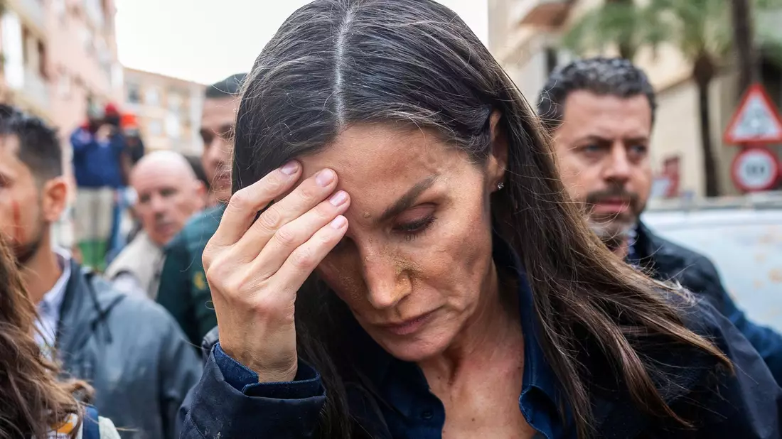 Spaniens Königin Letizia reagiert betroffen, als sie die von den Überschwemmungen betroffenen Menschen in der Nähe von Valencia besucht.  - Bild: David Melero/AP