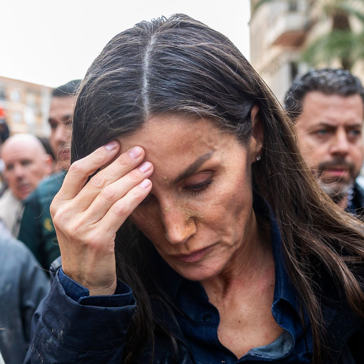 Spaniens Königin Letizia reagiert betroffen, als sie die von den Überschwemmungen betroffenen Menschen in der Nähe von Valencia besucht.  - Foto: David Melero/AP