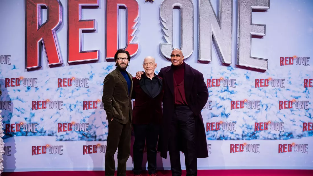 Chris Evans (l-r), J.K. Simmons und Dwayne Johnson auf dem Roten Teppich zur Weltpremiere des Films «Red One – Alarmstufe Weihnachten».  - Bild: Christoph Soeder/dpa