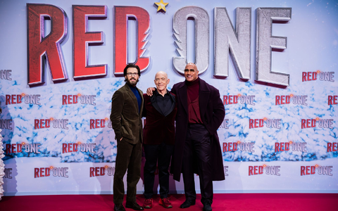 Chris Evans (l-r), J.K. Simmons und Dwayne Johnson auf dem Roten Teppich zur Weltpremiere des Films «Red One – Alarmstufe Weihnachten».  - Foto: Christoph Soeder/dpa