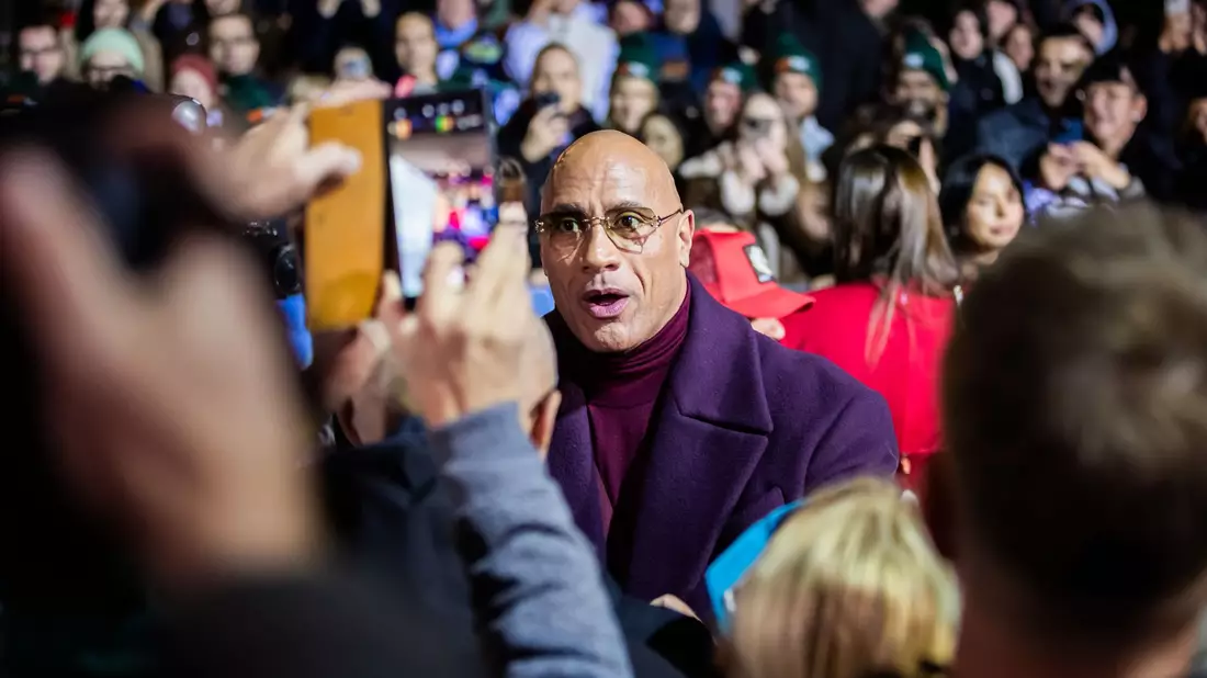 Dwayne Johnson ließ sich von Fans fotografieren.  - Bild: Christoph Soeder/dpa