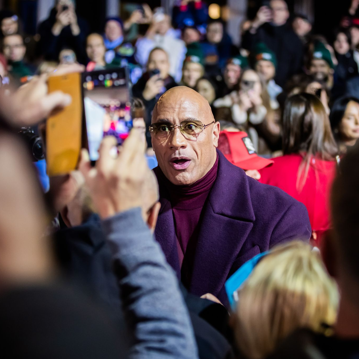 Dwayne Johnson ließ sich von Fans fotografieren.  - Foto: Christoph Soeder/dpa