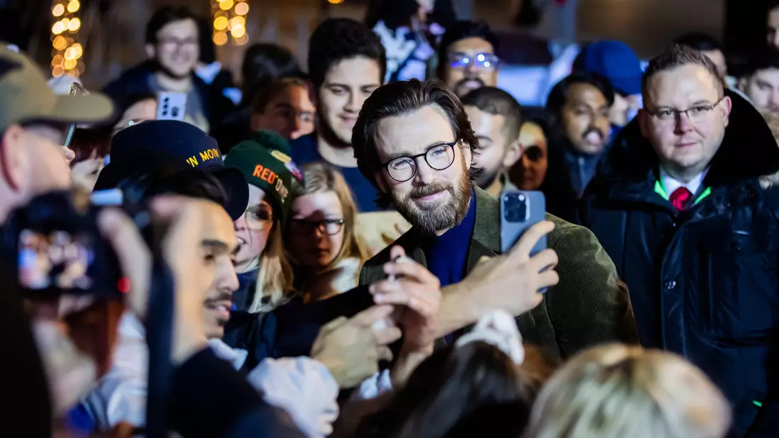 Weltpremiere des Films «Red One – Alarmstufe Weihnachten» in Berlin: Selfies mit Chris Evans.  - Bild: Christoph Soeder/dpa