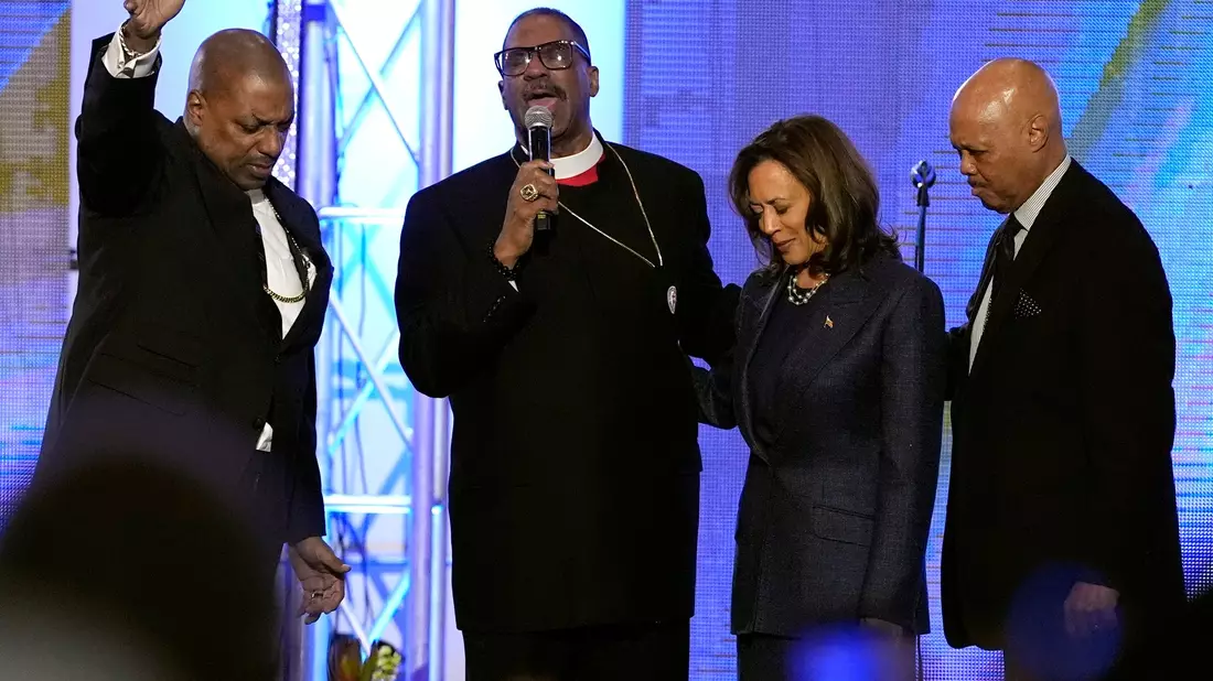 Harris macht Wahlkampf in einer Kirche in Michigan.  - Bild: Jacquelyn Martin/AP/dpa
