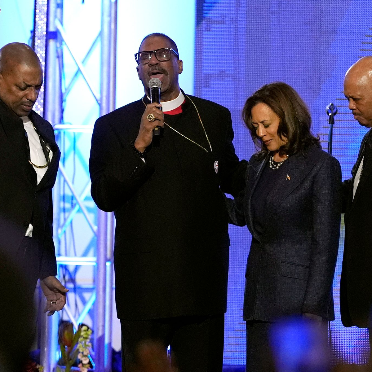 Harris macht Wahlkampf in einer Kirche in Michigan.  - Foto: Jacquelyn Martin/AP/dpa