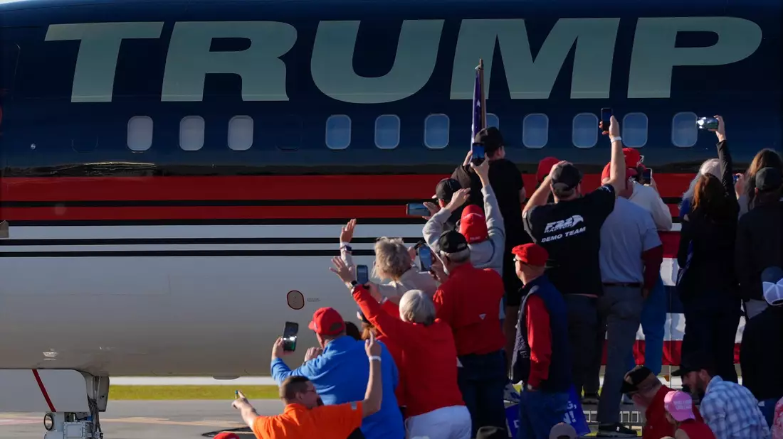 Trumps Anhänger jubeln dem Republikaner zu. (Archivbild) - Bild: Julia Demaree Nikhinson/AP