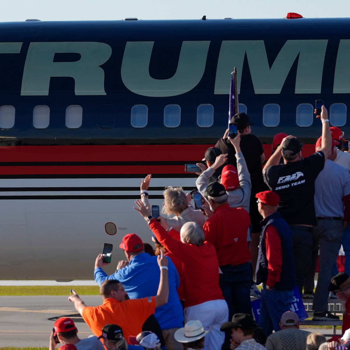Trumps Anhänger jubeln dem Republikaner zu. (Archivbild) - Foto: Julia Demaree Nikhinson/AP