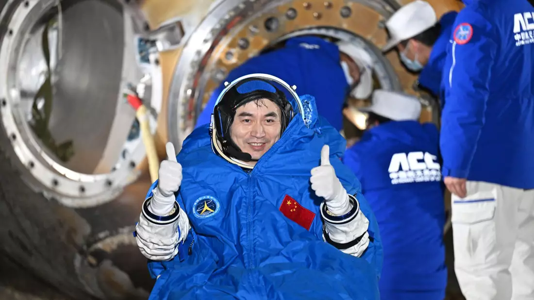 Raumfahrer Ye Guangfu dankte der Missionsleitung, seinen Traum erfüllt und für die sichere Rückkehr gesorgt zu haben. - Bild: Li Xin/XinHua/dpa
