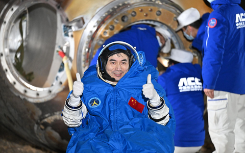 Raumfahrer Ye Guangfu dankte der Missionsleitung, seinen Traum erfüllt und für die sichere Rückkehr gesorgt zu haben. - Foto: Li Xin/XinHua/dpa Raumfahrer Ye Guangfu dankte der Missionsleitung, seinen Traum erfüllt und für die sichere Rückkehr gesorgt zu haben. - Foto: Li Xin/XinHua/dpa