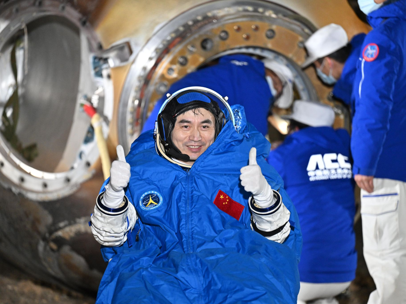 Raumfahrer Ye Guangfu dankte der Missionsleitung, seinen Traum erfüllt und für die sichere Rückkehr gesorgt zu haben. - Foto: Li Xin/XinHua/dpa