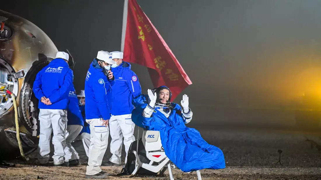 Die Rückkehr der «Shenzhou 18» zur Erde von der Raumstation dauerte mehrere Stunden.  - Bild: Lian Zhen/XinHua/dpa