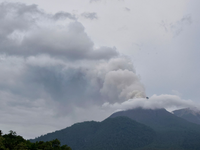 Der Lewotobi Laki-Laki ist schon seit Monaten wieder aktiv. (Archivbild) - Foto: Andre Kriting/AP