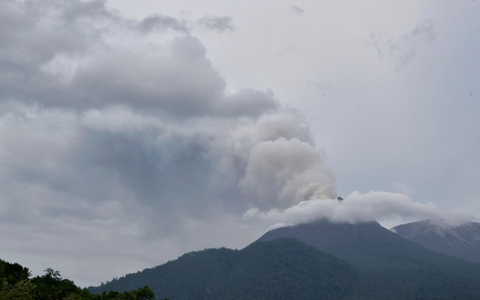 Der Lewotobi Laki-Laki ist schon seit Monaten wieder aktiv. (Archivbild) - Foto: Andre Kriting/AP