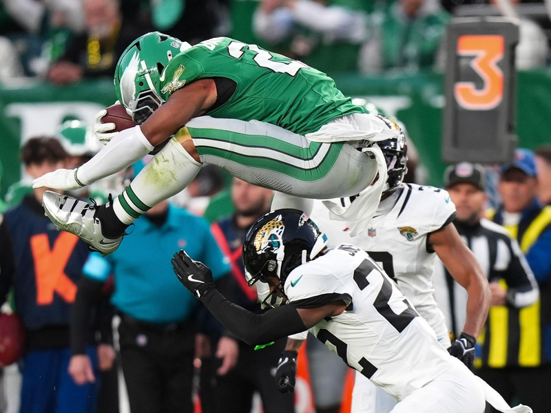 Rückwärts wie über eine Hürde? Saquon Barkley sorgte mit diesem Satz für die Szene des Tages in der NFL. - Foto: Chris Szagola/AP/dpa