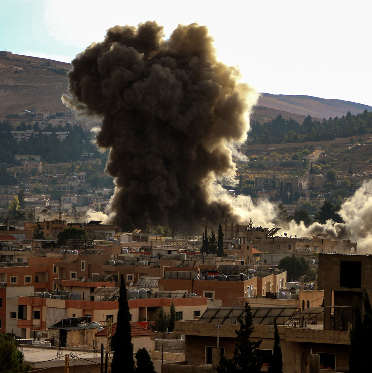 Im Libanon sind offiziellen Angaben zufolge bei israelischen Luftangriffen erneut Krankenhäuser beschädigt worden. - Foto: Stringer/dpa