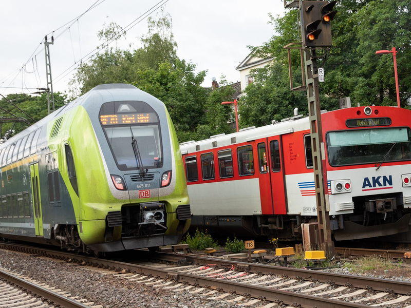 Schleswig-Holstein reduziert ab Dezember das Angebot auf der Schiene in den Randzeiten. (Archivbild) - Foto: Christian Charisius/dpa