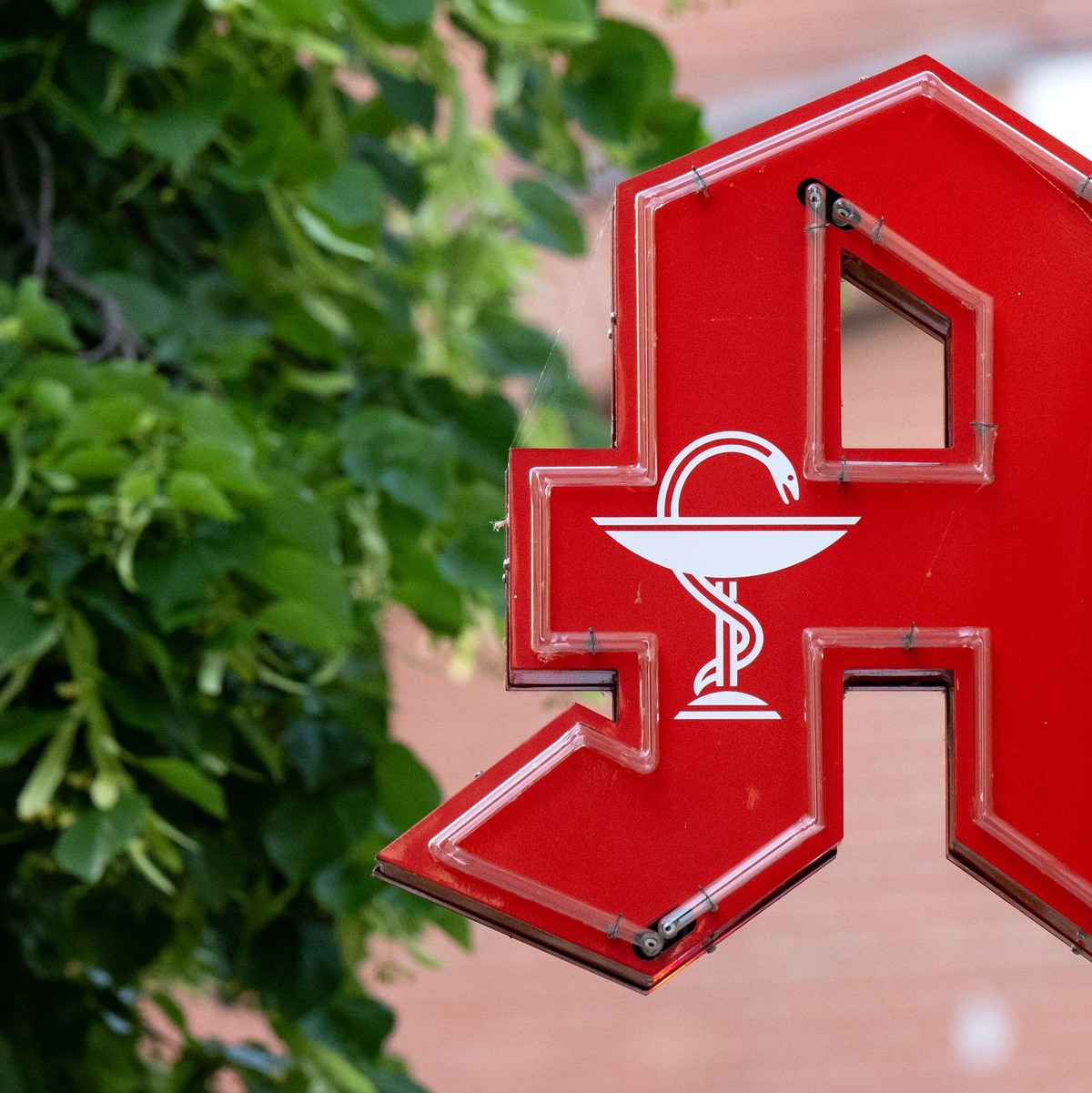 Das rote A weist den Weg: Wer ein Medikament braucht, dürfte es hier bekommen. - Foto: Sven Hoppe/dpa