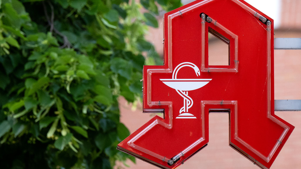 Für viele Menschen wird der Weg zur Apotheke länger. (Archivbild) - Foto: Sven Hoppe/dpa