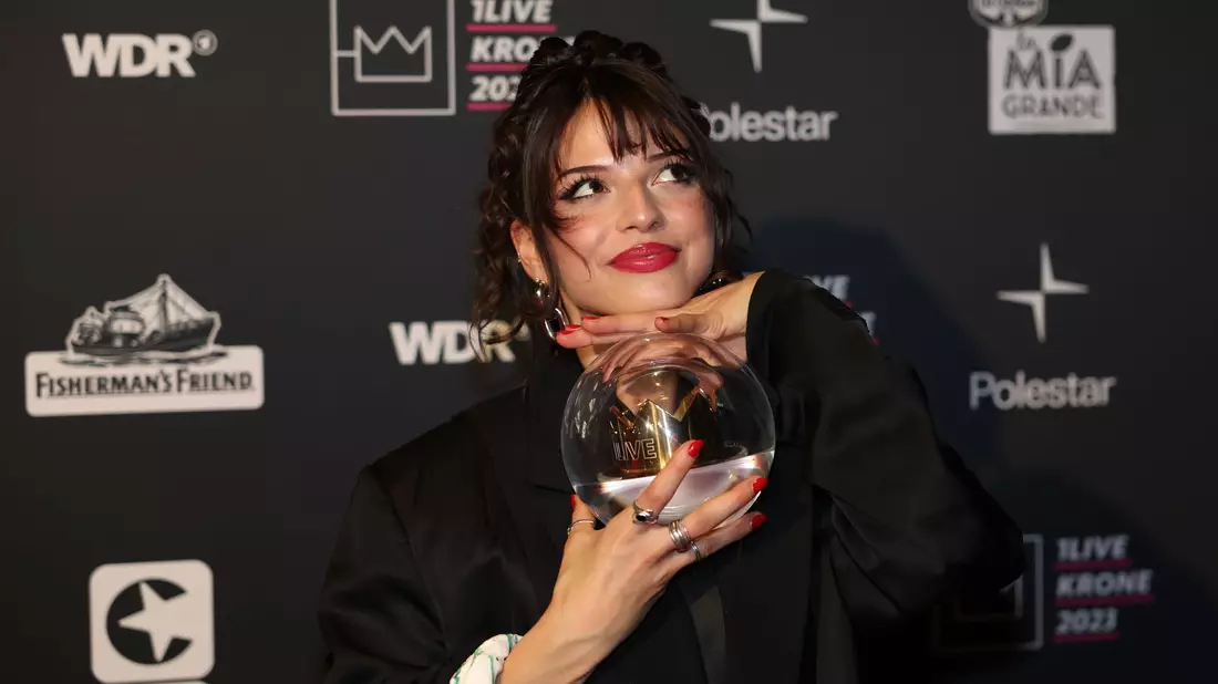 Hat auch schon einige Kronen daheim: Nina Chuba ist unter anderem als «Bester Live Act» nominiert. (Archivfoto) - Bild: Friso Gentsch/dpa