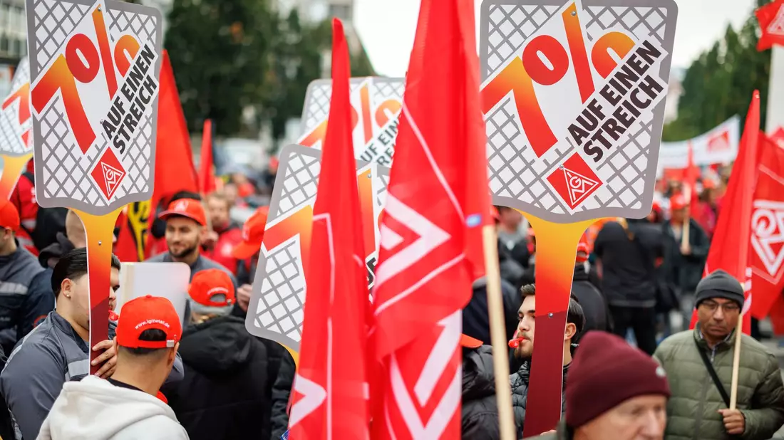 Die IG Metall setzt ihre Warnstreiks zu Beginn der neuen Woche in mehreren Bundesländern fort. (Archivbild) - Bild: Daniel Karmann/dpa