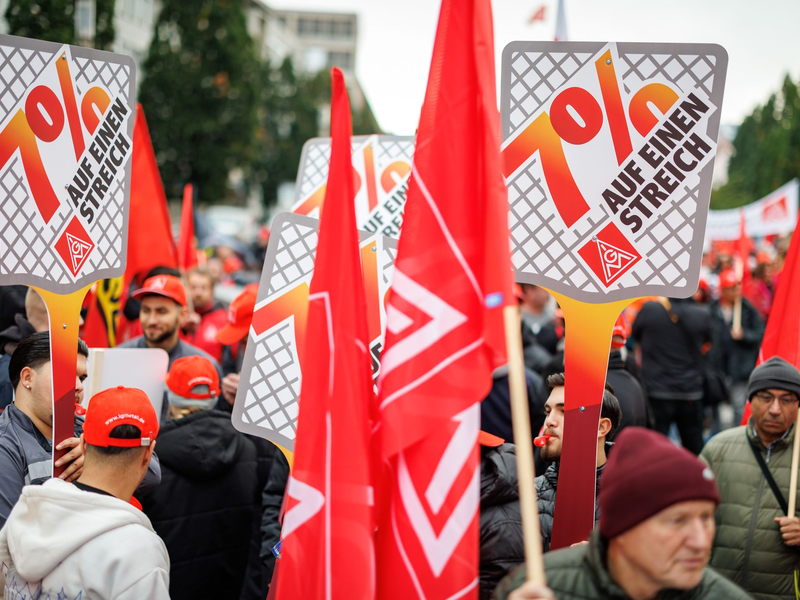 Die IG Metall setzt ihre Warnstreiks zu Beginn der neuen Woche in mehreren Bundesländern fort. (Archivbild) - Foto: Daniel Karmann/dpa