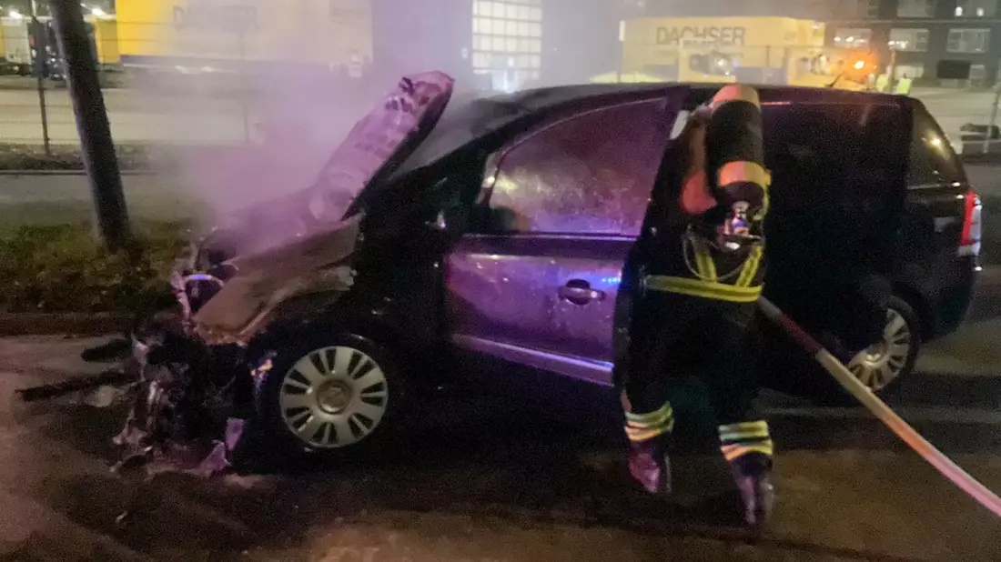 FW-DO: PKW brennt auf der Huckarder Straße - Bild: presseportal.de