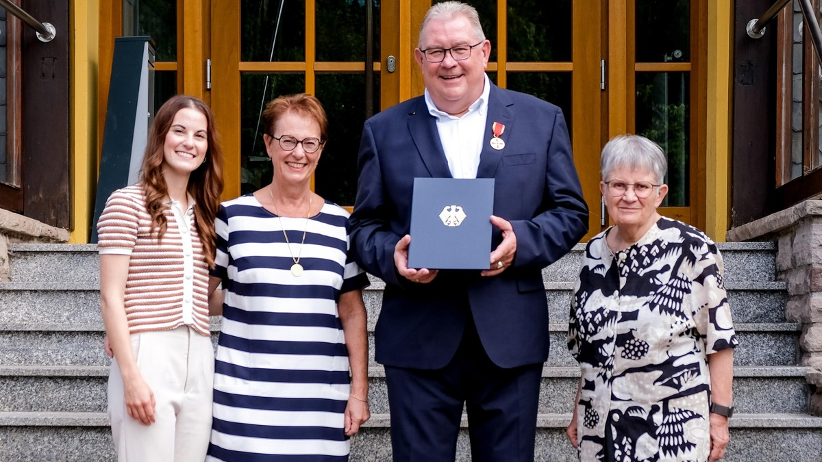 Eine Schule, ein Leben: Bernd Schako zeigt, dass Ehrenamt sich lohnt und erhält das Bundesverdienstkreuz für seine Verdienste am Pädagogium Bad Sachsa - Foto: presseportal.de