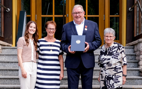 Eine Schule, ein Leben: Bernd Schako zeigt, dass Ehrenamt sich lohnt und erhält das Bundesverdienstkreuz für seine Verdienste am Pädagogium Bad Sachsa - Foto: presseportal.de