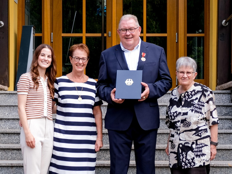 Eine Schule, ein Leben: Bernd Schako zeigt, dass Ehrenamt sich lohnt und erhält das Bundesverdienstkreuz für seine Verdienste am Pädagogium Bad Sachsa - Foto: presseportal.de
