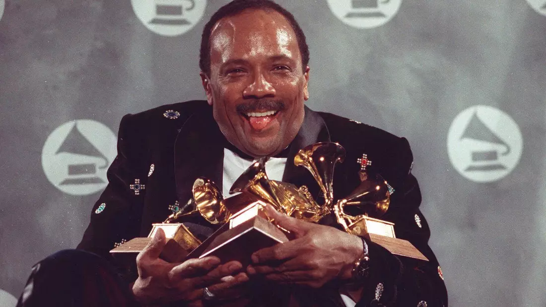 Im Februar 1991 gewann er sechs Grammys. Er konnte die goldenen Trophäen kaum gleichzeitig in den Armen halten. (Archivbild) - Bild: Susan Ragan/AP