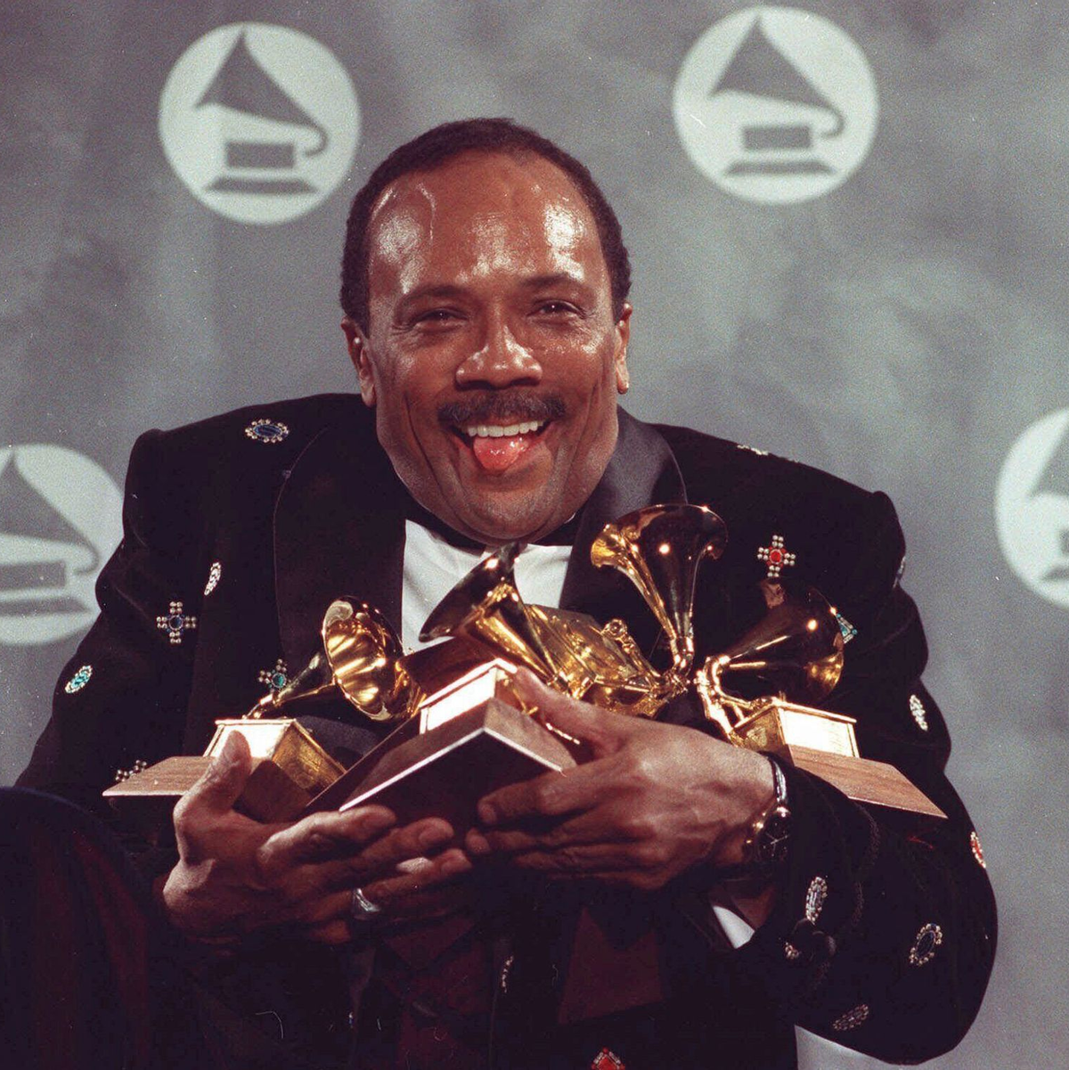 Im Februar 1991 gewann er sechs Grammys. Er konnte die goldenen Trophäen kaum gleichzeitig in den Armen halten. (Archivbild) - Foto: Susan Ragan/AP